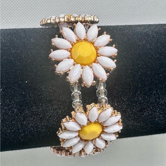 Hand Crafted Gold Daisy Bracelet - Picture 3 of 3